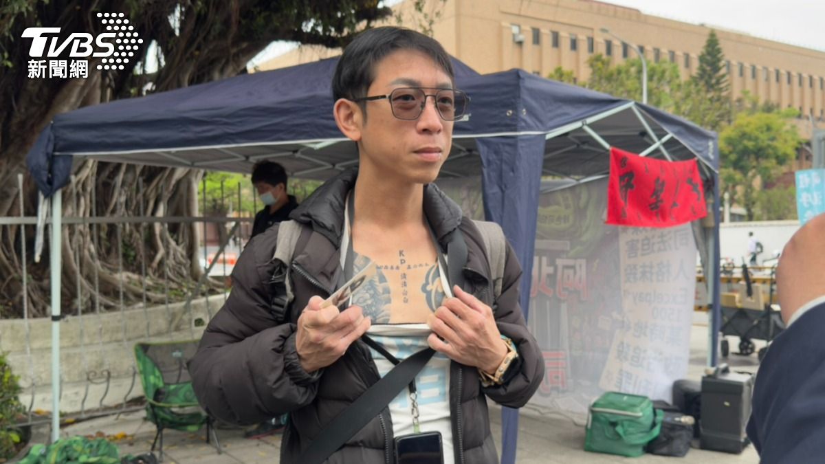 柯文哲一審將宣判!30小草北院聲援 他胸前刺青「清清白白」
