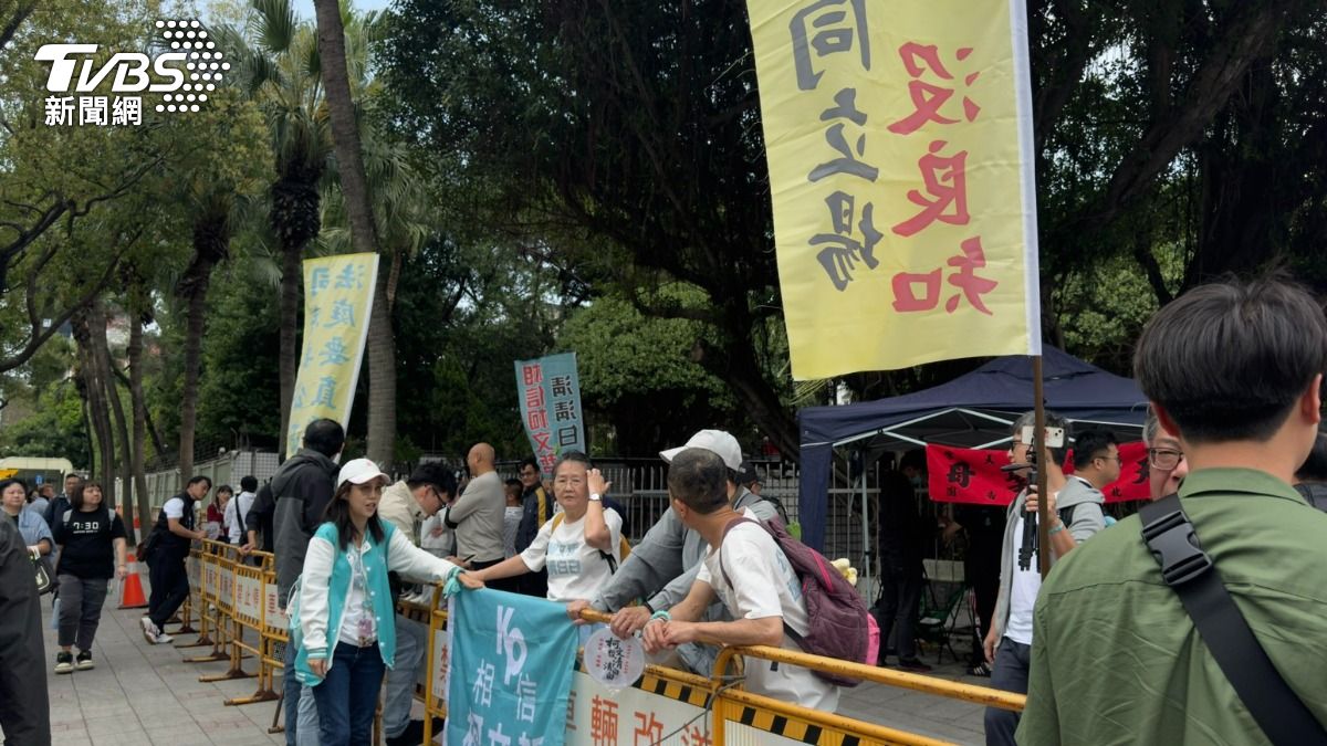 支持者小草下午13點起陸續在北院外集結。(圖/劉庭宇攝)