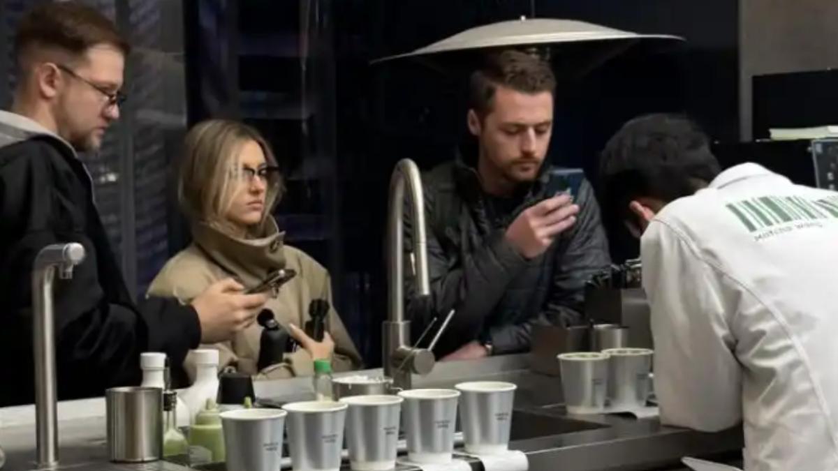 上海知名抹茶店製作超萌的小羊拉花,在社交平台上一夕爆紅,吸引許多外國觀光客前往朝聖。(圖/網路)