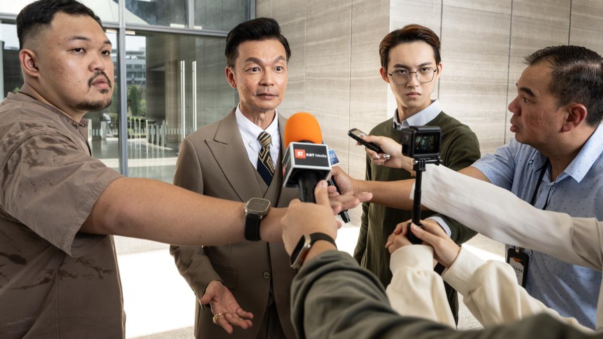 新加坡演技天王李國煌(左二)也參與演出。(圖/車庫提供)