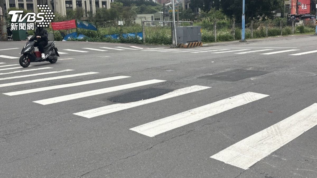 當事人請友人隔天回到事故現場拍下坑洞,已經填平。(圖/當事人提供)