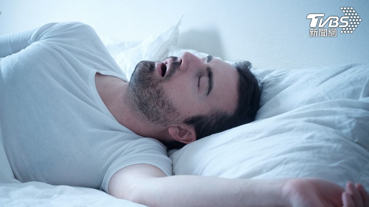 不少人睡覺時都會打呼，除了影響睡眠品質之外，也會增加中風、心血管疾病風險。（示意圖、非當事人／shutterstock達志影像）