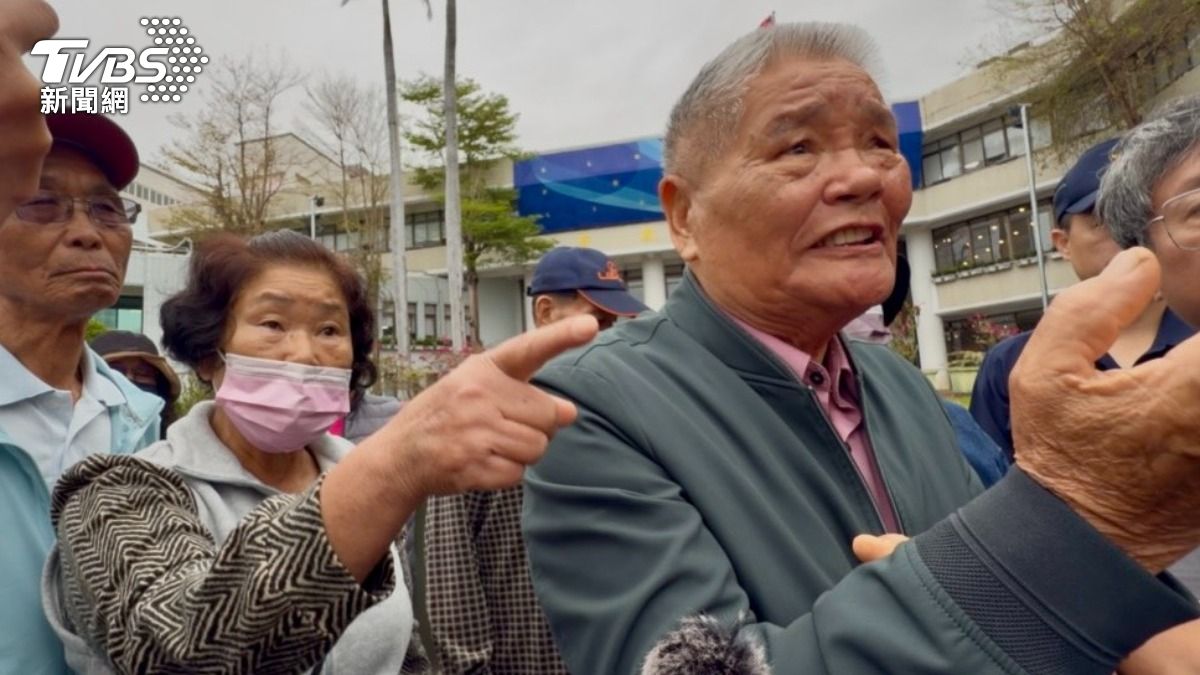 頭髮花白的老農民不滿東河農會理事會半年不召開,痛批台東縣府不處理、行政怠惰。(圖/TVBS)
