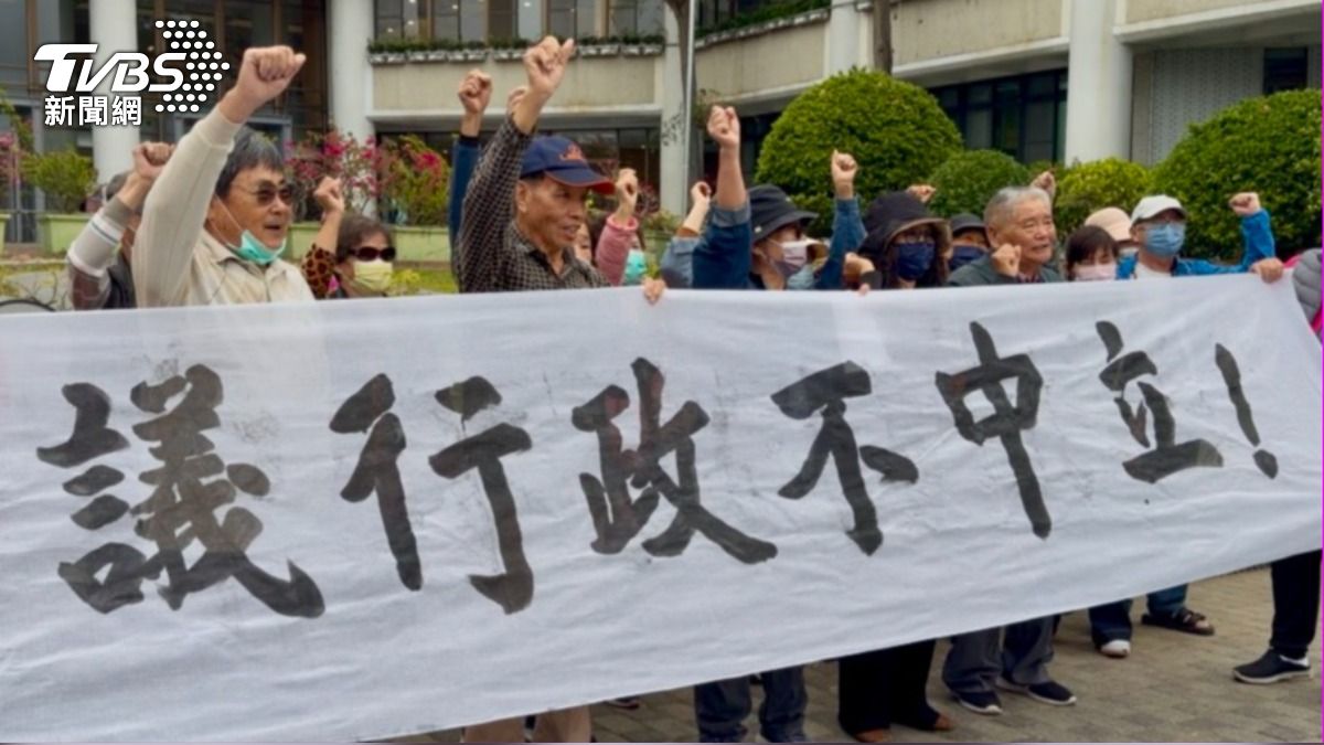 東河鄉農民集結台東縣府前陳抗,並舉著白布條怒喊農業處行政不中立。(圖/TVBS)