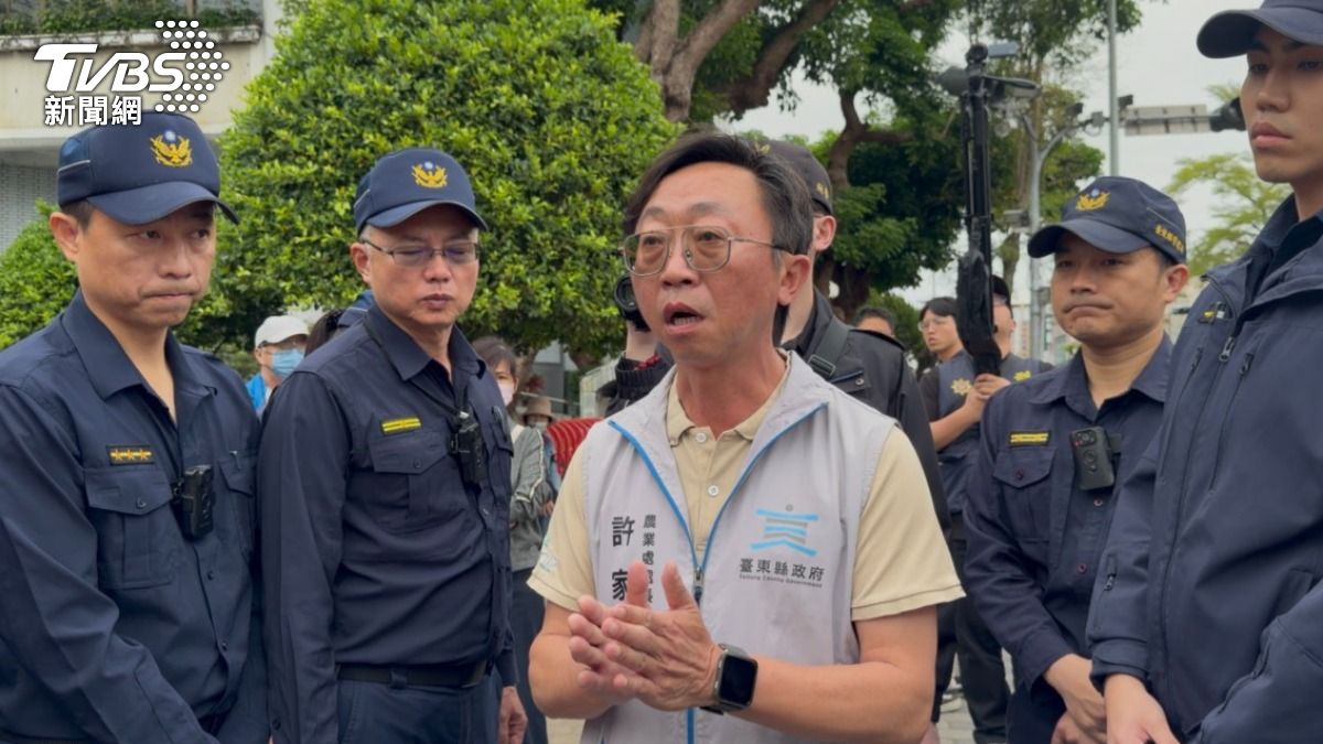 台東縣府農業處長許家豪(中)直接面對農民砲轟,說明縣府在這場衝突中的立場。(圖/TVBS)