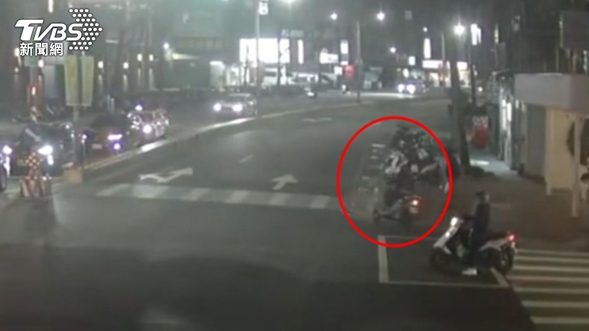 騎士騎車搖晃又闖燈,涉嫌毒駕遭逮。(圖/TVBS)