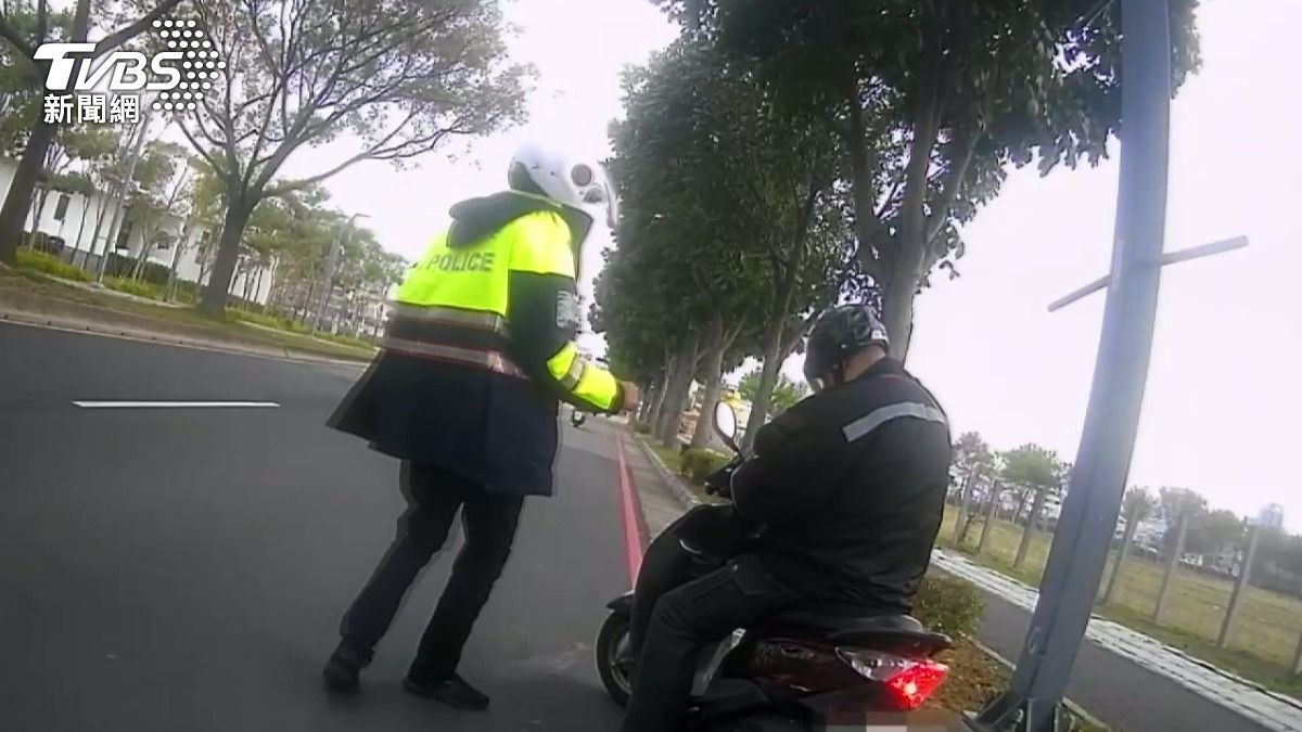 騎車不穩被警攔! 身體不適「好心人送紅包勸請假就醫」