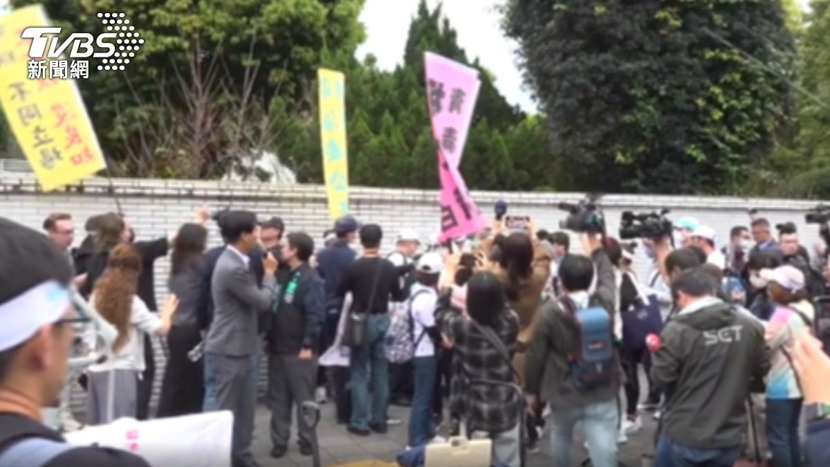 北院外爆衝突！　支持者不滿柯文哲遭酸　當街揮拳。（圖／TVBS）
