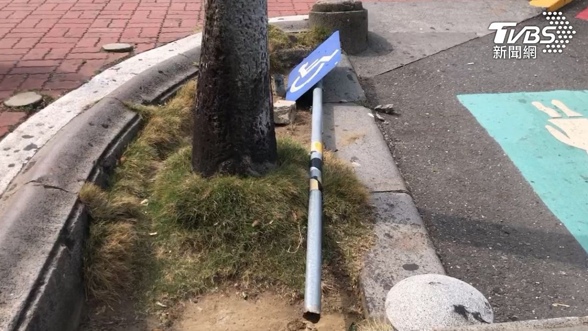 現場還能看見被拔掉的號誌桿，原來是底部已經嚴重生鏽腐蝕，才能輕易被搖斷。（圖／TVBS）