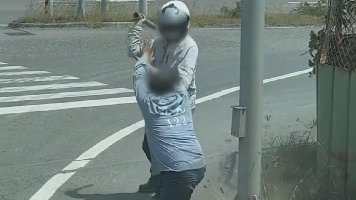 高雄小港南星路上一處路口，也發生一起互毆案件。警方已循線追查雙方身分。（圖／翻攝Threads）