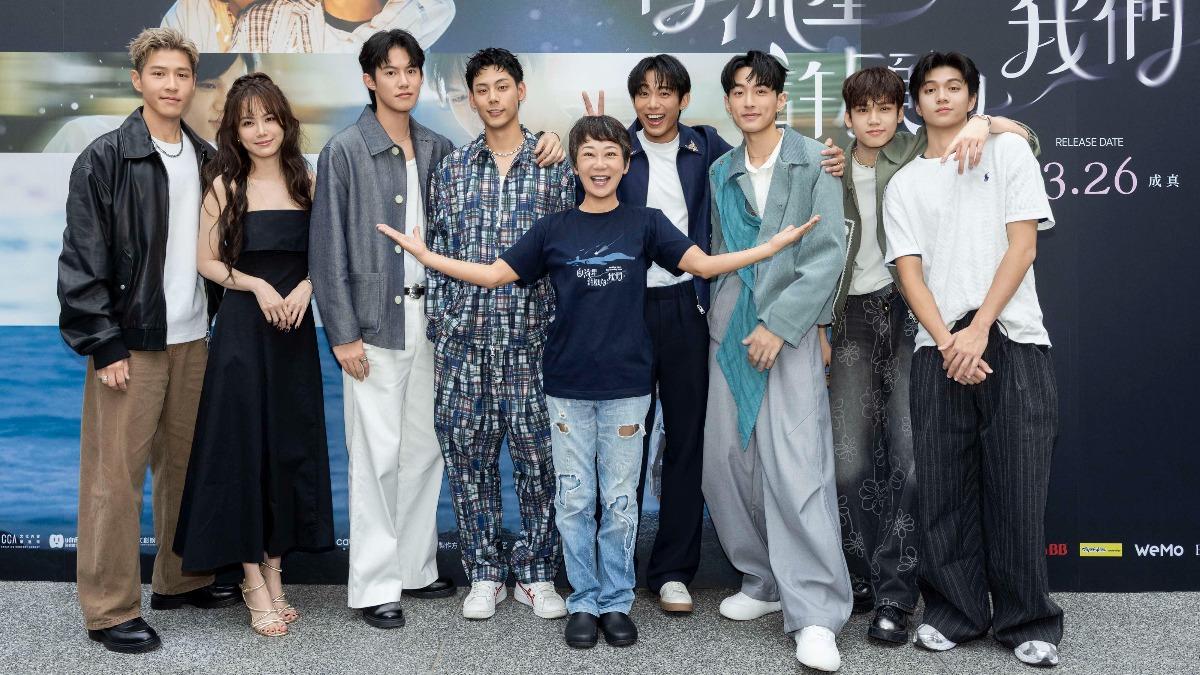 《向流星許願的我們》演員吳岳擎（左起）、方語昕、余杰恩、各務孝太、曹蘭、初孟軒、鍾岳軒、陳彥旭、郭大睿盛裝出席首映記者會。（圖／有意思國際傳媒、犢影制作提供）