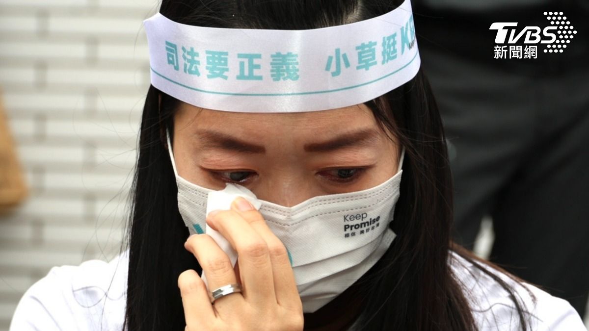 柯文哲一審結果出爐讓支持者痛心不已，不少小草紛紛淚灑北院。（圖／華子琛攝）
