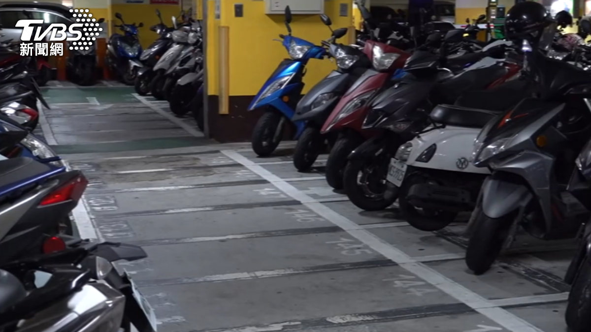 4月6號開始台北市試辦路外停車場重機可停機車格。（圖／TVBS）