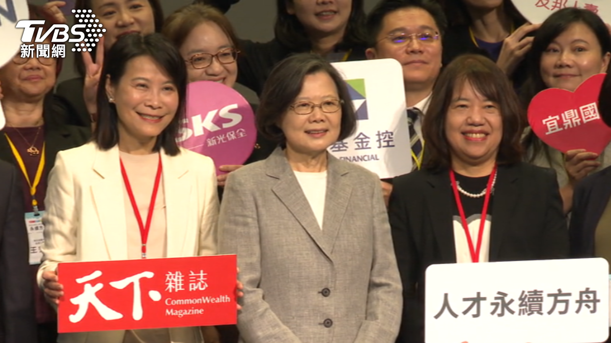 面對媒體追問非核家園政策是否遭逆轉,蔡英文低調快步離去未作回應。(圖/TVBS)