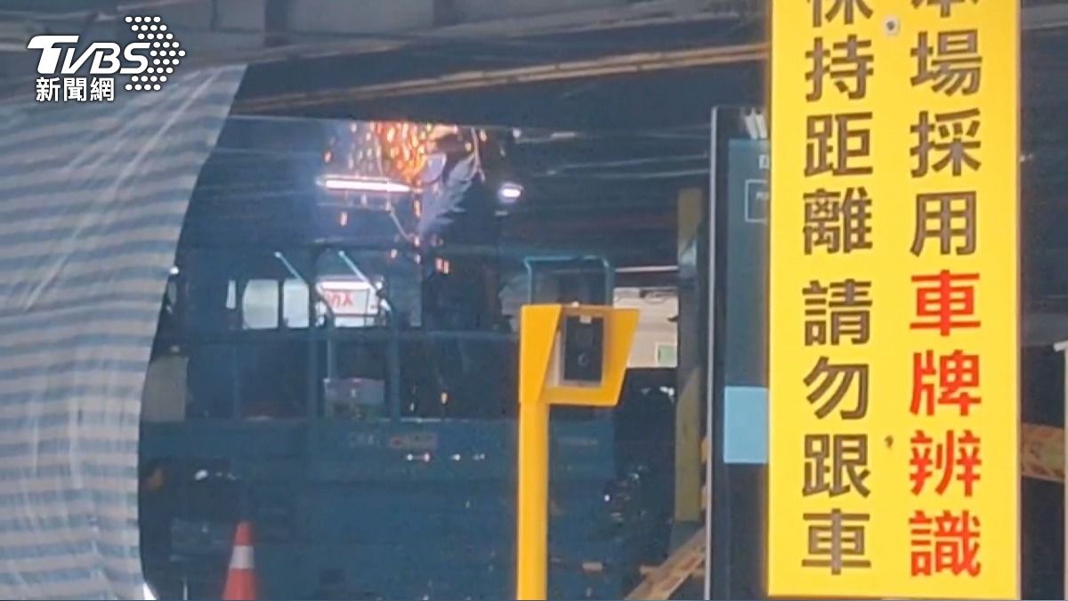 台中立體停車場施工惹議 焊接火花「燒竄2F地板」嚇壞駕駛。(圖/TVBS)