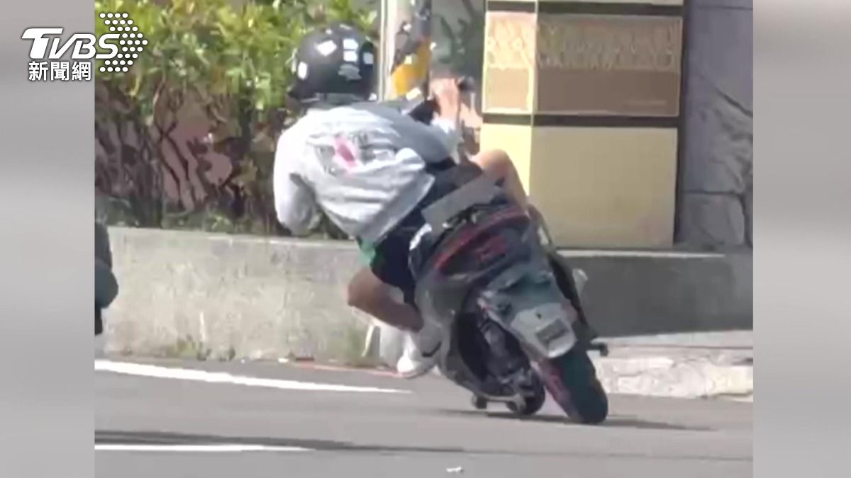 獨/影音/11歲男童街頭狂飆電動車!壓車過彎按喇叭 母嘆:不知怎麼管。(圖/TVBS)