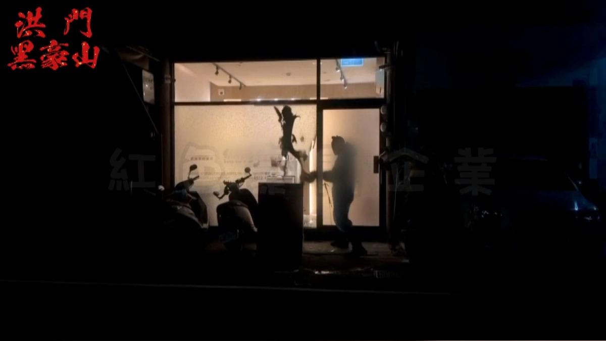 大甲禮儀社遭殃！「連敲帶踹+潑漆」　嫌拖1個月才現身。(圖／洪門黑豪山企業)