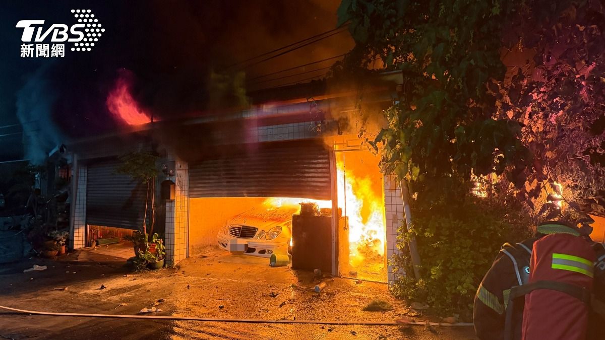 台東太麻里民宅烈焰狂竄!賓士車陷火海 屋主衝救火燒傷