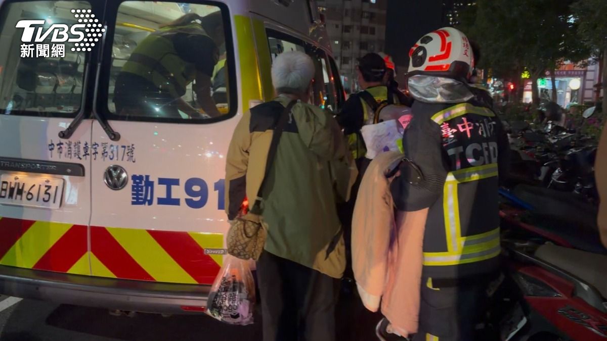 張男父親(中)說明,自己當時出門購物,豈料一回家就接獲此事,並不清楚母子倆爭吵原因。(圖/林冠丞攝)