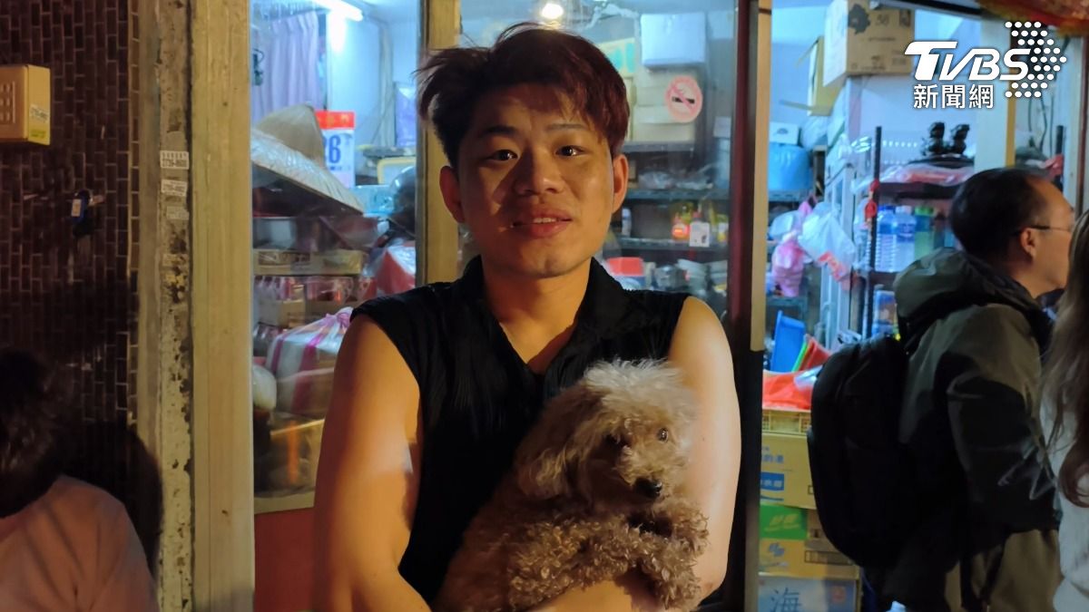 起火戶隔壁住戶表示,當時正在睡覺先是聽到「狗一直叫」,開門驚見樓梯間濃煙密布。(圖/陳冠宇攝)