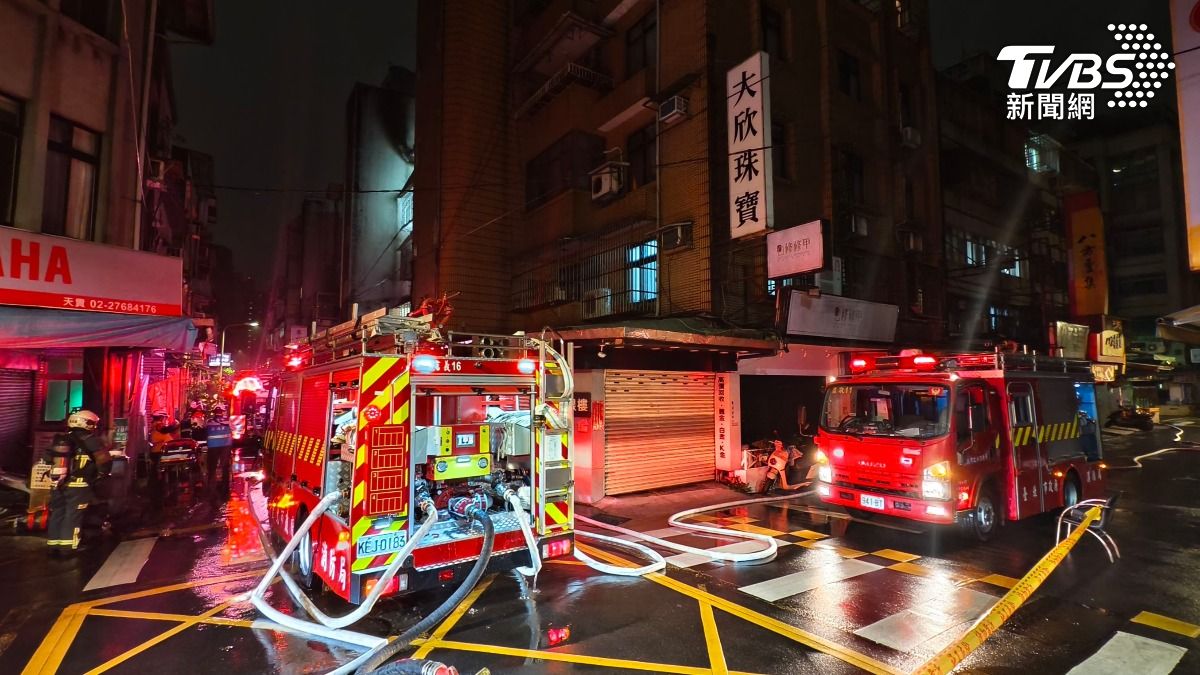 台北市消防局共出動指揮車3輛、消防車16輛、救護車2輛及人員57人趕往現場。(圖/陳冠宇攝)