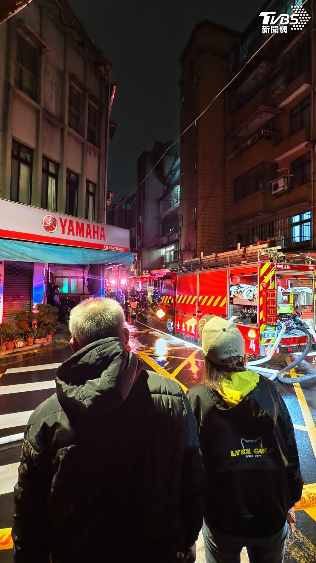 火勢最終於04時11分完全撲滅。(圖/陳冠宇攝)
