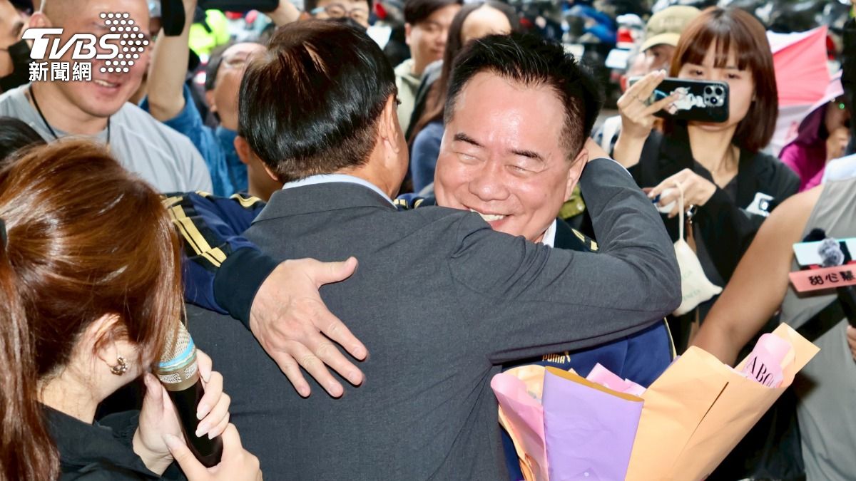 民眾黨張啓楷(左)到場聲援,與蔡正元相擁。(圖/潘建樺攝)