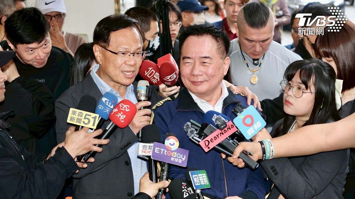 民眾黨前立委張啓楷到地檢署門口幫蔡正元聲援。(圖/潘建樺攝)