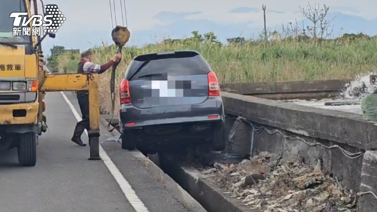 轎車目前已被相關單位吊起處置。(圖/TVBS)
