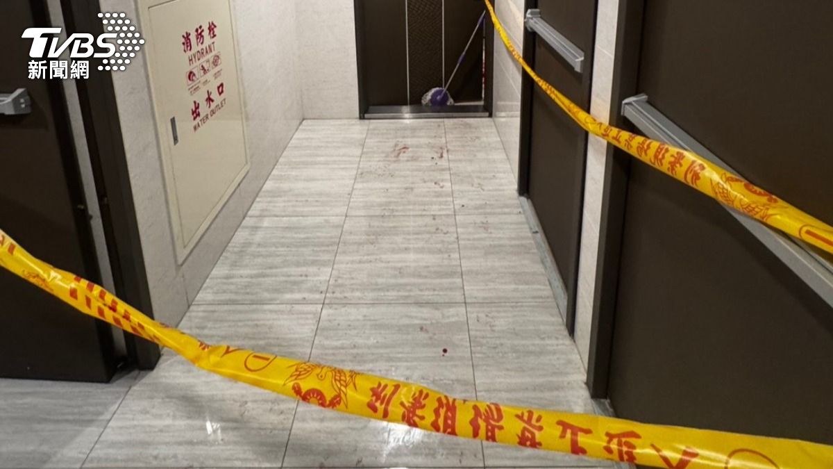 犯案的張男全裸從9樓衝下,並一路持刀逃竄街道上,嚇壞不少路人。(圖/TVBS)
