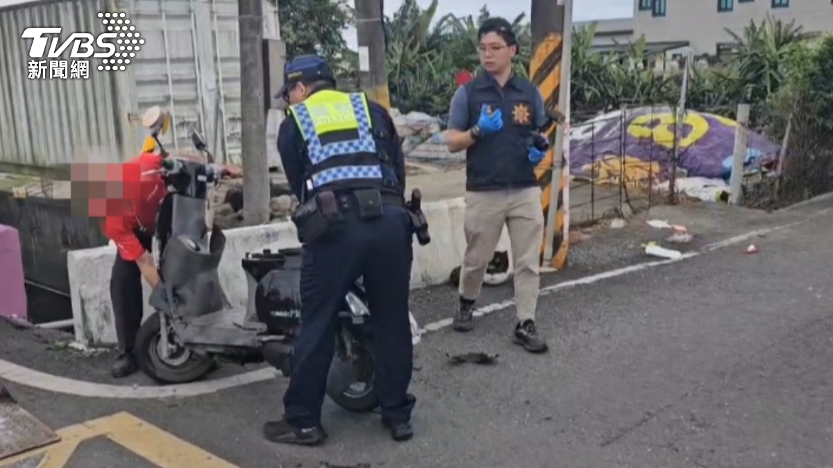 機車被撞飛,車體多處毀損且零散噴飛散落。(圖/TVBS)