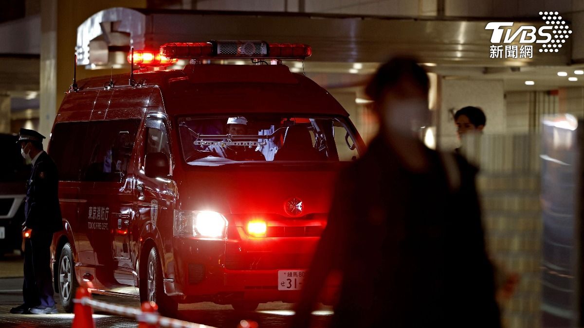 東京池袋26日晚間出現致命刺殺案，警方與救援人員趕抵現場。（圖／達志影像美聯社）