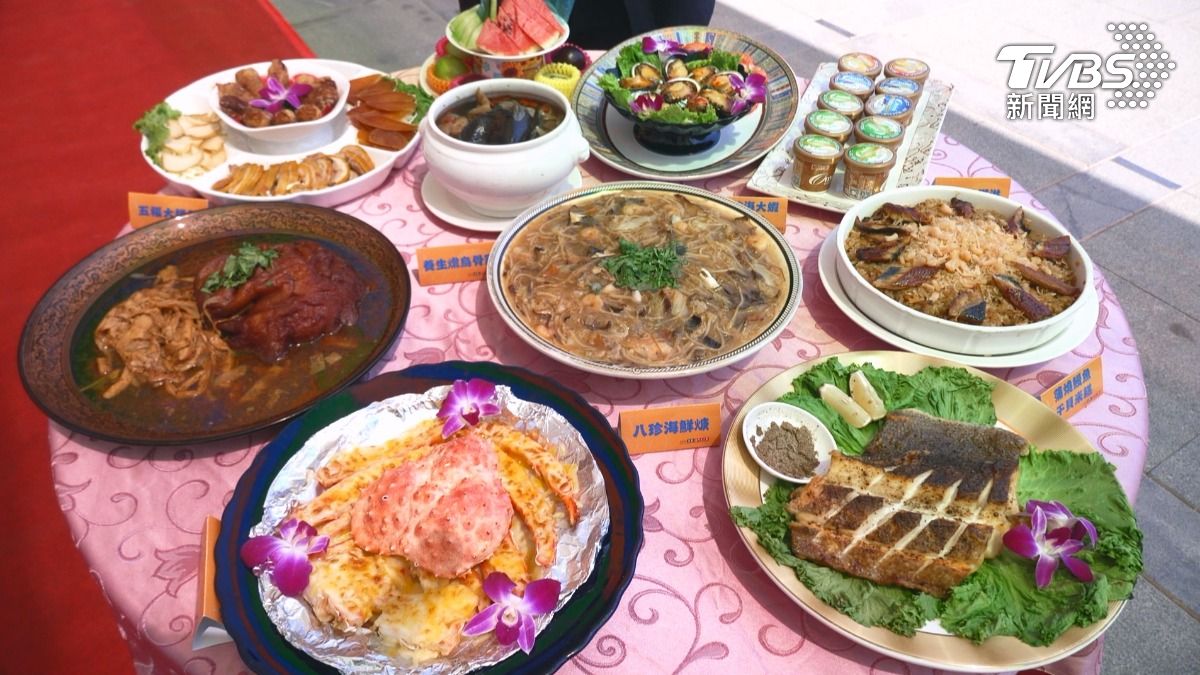高雄內門宋江大宴開桌,今年是「薛志龍」總鋪師掌廚,每桌8800元,一週內就有40、50桌預訂。(圖/TVBS)