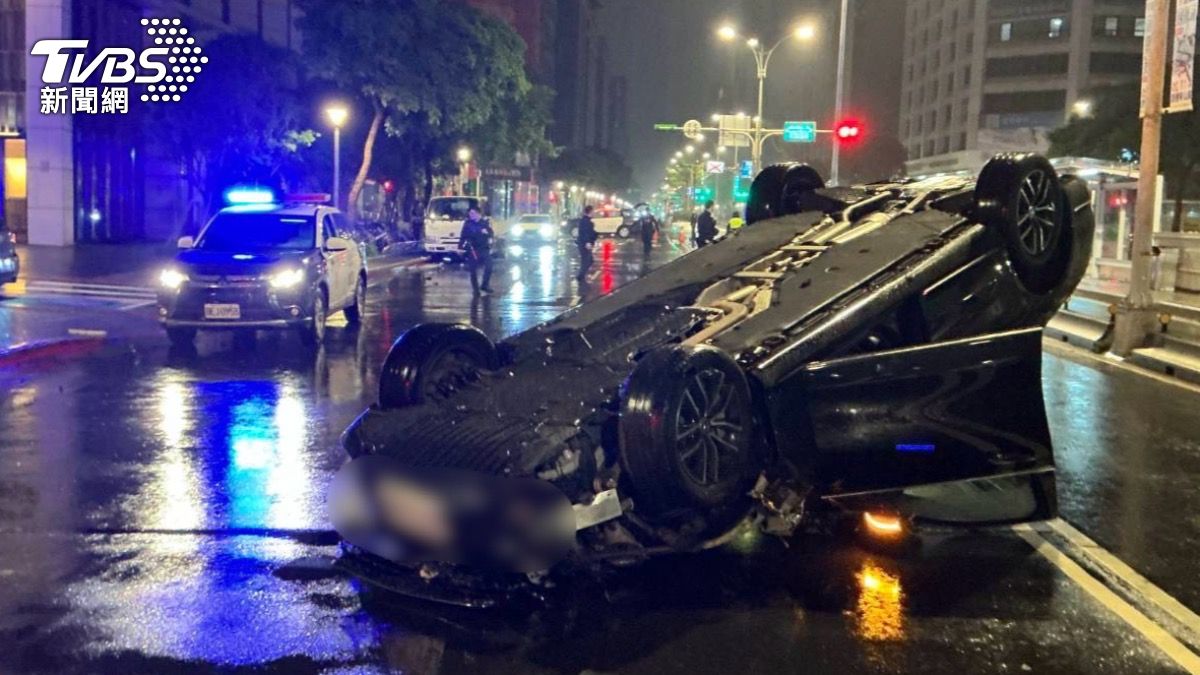 離開高檔酒店就出事!北市男酒駕650萬賓士 猛撞工程車翻覆