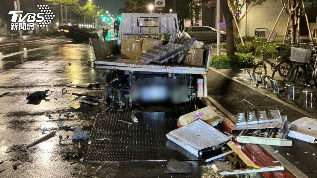 工程車遭撞擊後物品散落一地。(圖/TVBS)