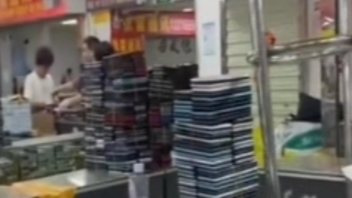 大陸電子城，每個攤位都堆滿報廢手機，業者高價收購。（圖／上海東方衛視）