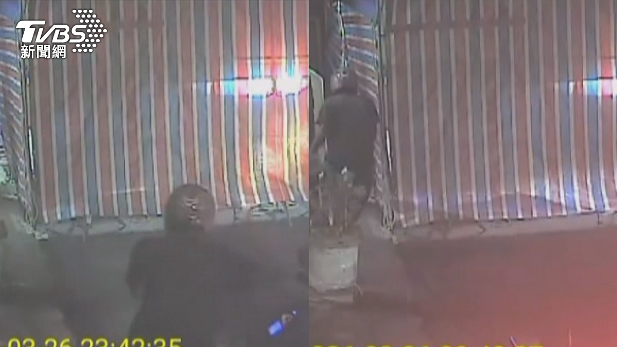追逐過程中,張姓男子不僅逆向行駛、闖越紅燈,更離譜的是,他竟直接穿越一處正在佈置告別式的喪家現場,掀開帳篷奪路而逃。(圖/TVBS)