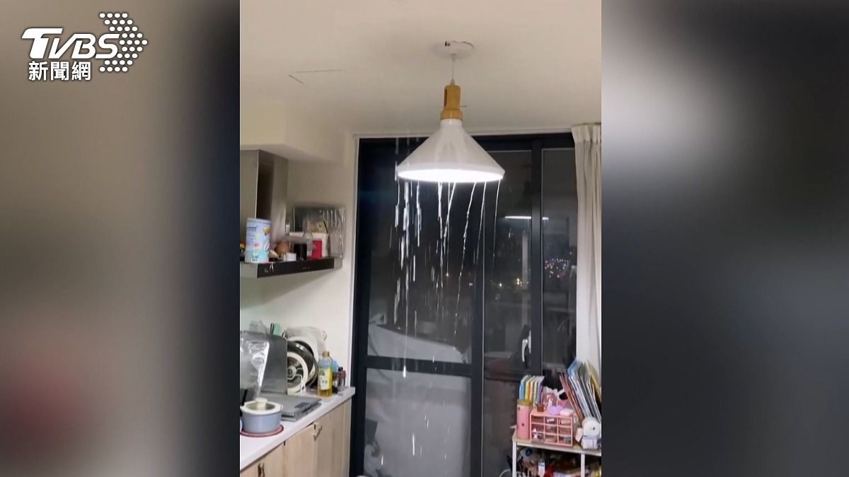 凱旋青樹是高雄首間社宅，24日有住戶反映家裡天花板大漏水，彷彿小型瀑布一般。（圖／翻攝Threads_yisheng.gheng）