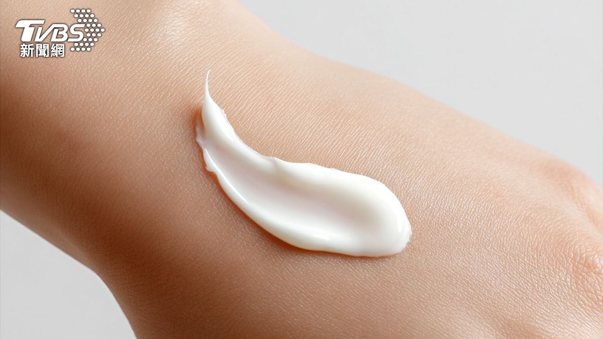 乳液黃金時間!洗澡後「立刻抹」效果翻倍 醫:3招輕鬆甩乾癢