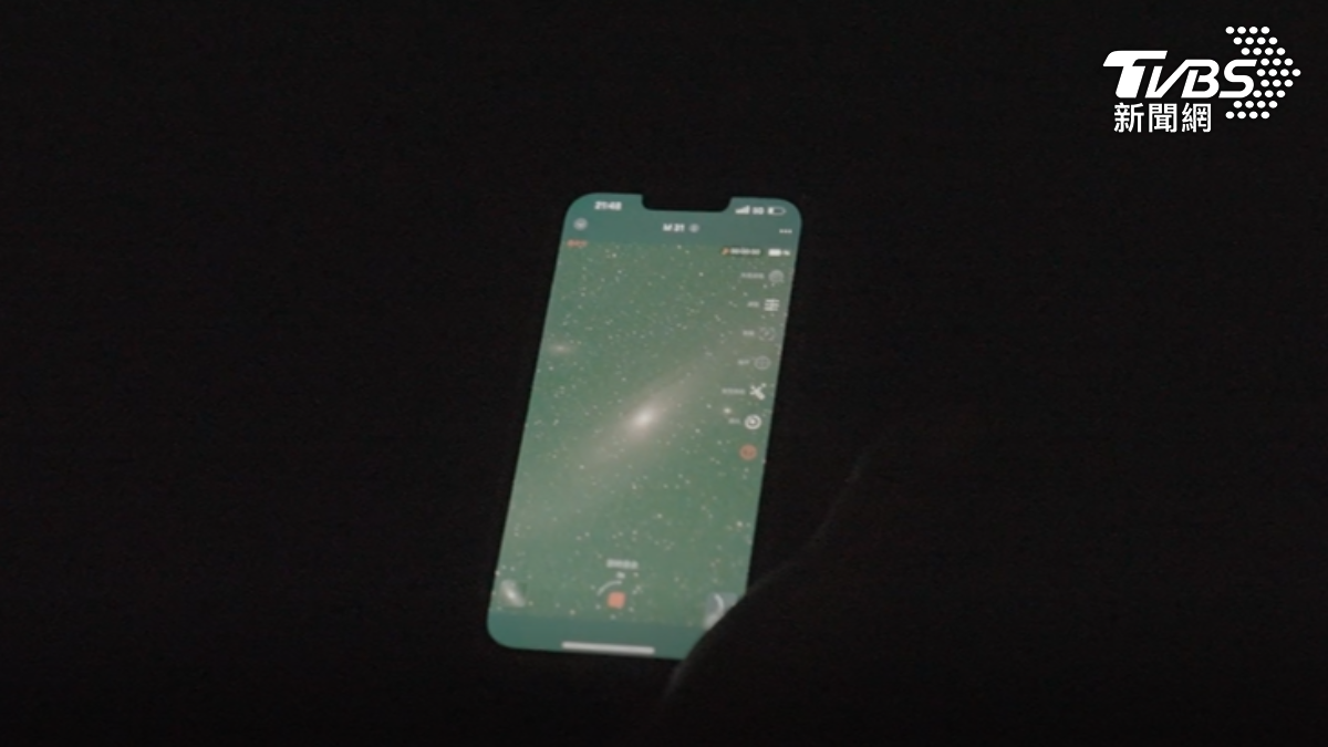 民眾拿起手機,運用APP觀星,手機上的亮點,正是仙女座大星系。(圖/桃園市觀光發展基金會提供)