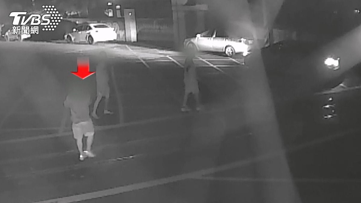 肇事駕駛疑似被另一輛自小客車接走,上車前還不忘拿出手機對著事故現場拍照。(圖/TVBS)
