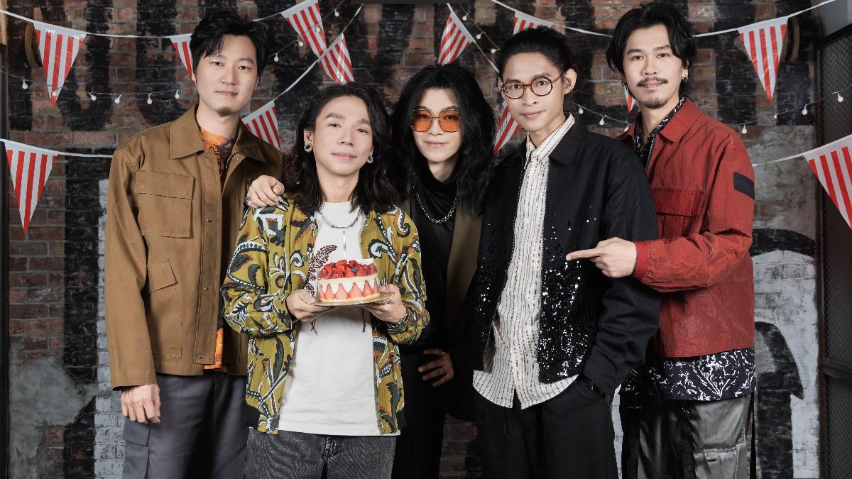 團員們為以諾（左二）慶生，以諾許願演唱會順利完成。（圖／相信音樂提供）