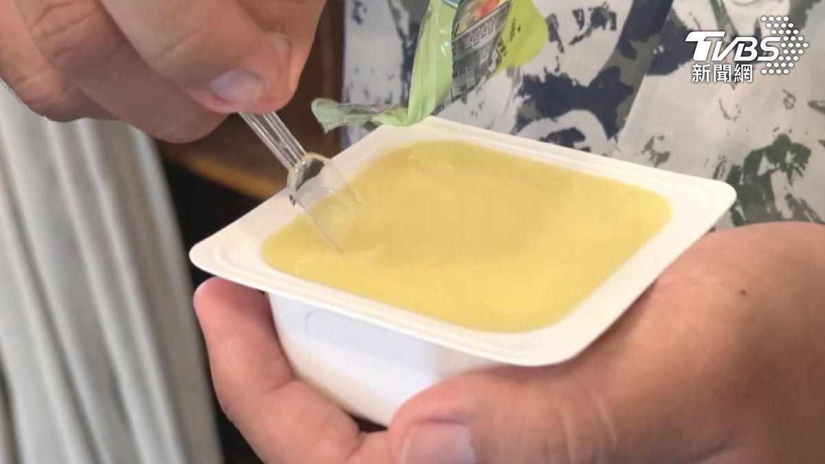 學生連續兩天都在補習班拿到「過期豆花」，老師一度說「甜食沒關係」。（圖／TVBS）