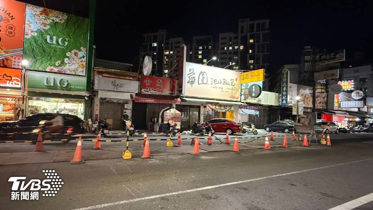 女子突發奇想閃黃燈,把車停在路中央施工處尾端,直接下車買飲料。(圖/TVBS)
