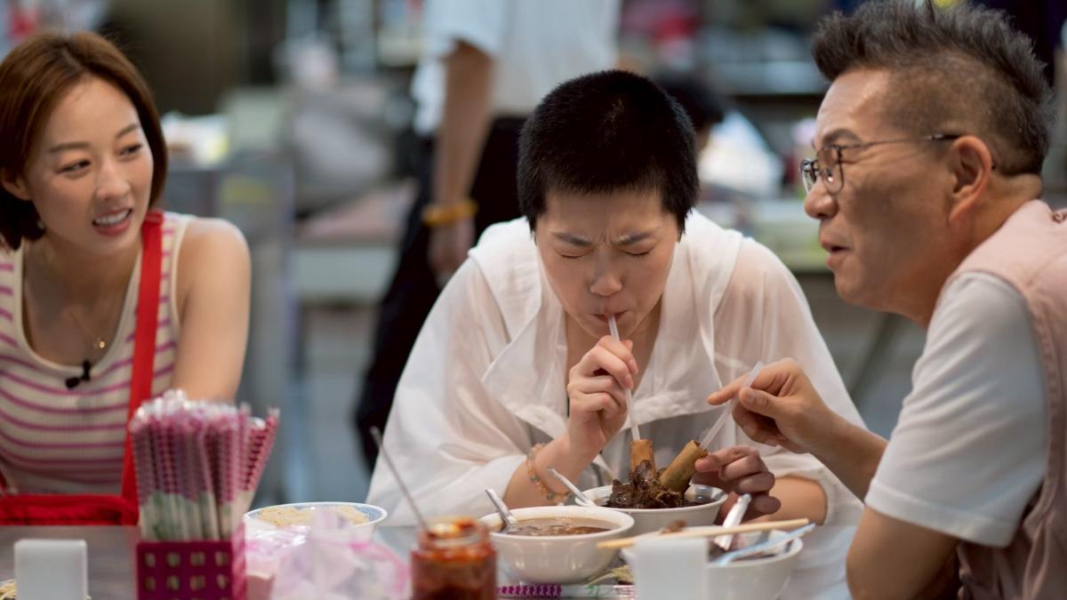 夏語心(左起)、曹雅雯、沈玉琳,大啖羊肉湯。(圖/公視台語台提供)