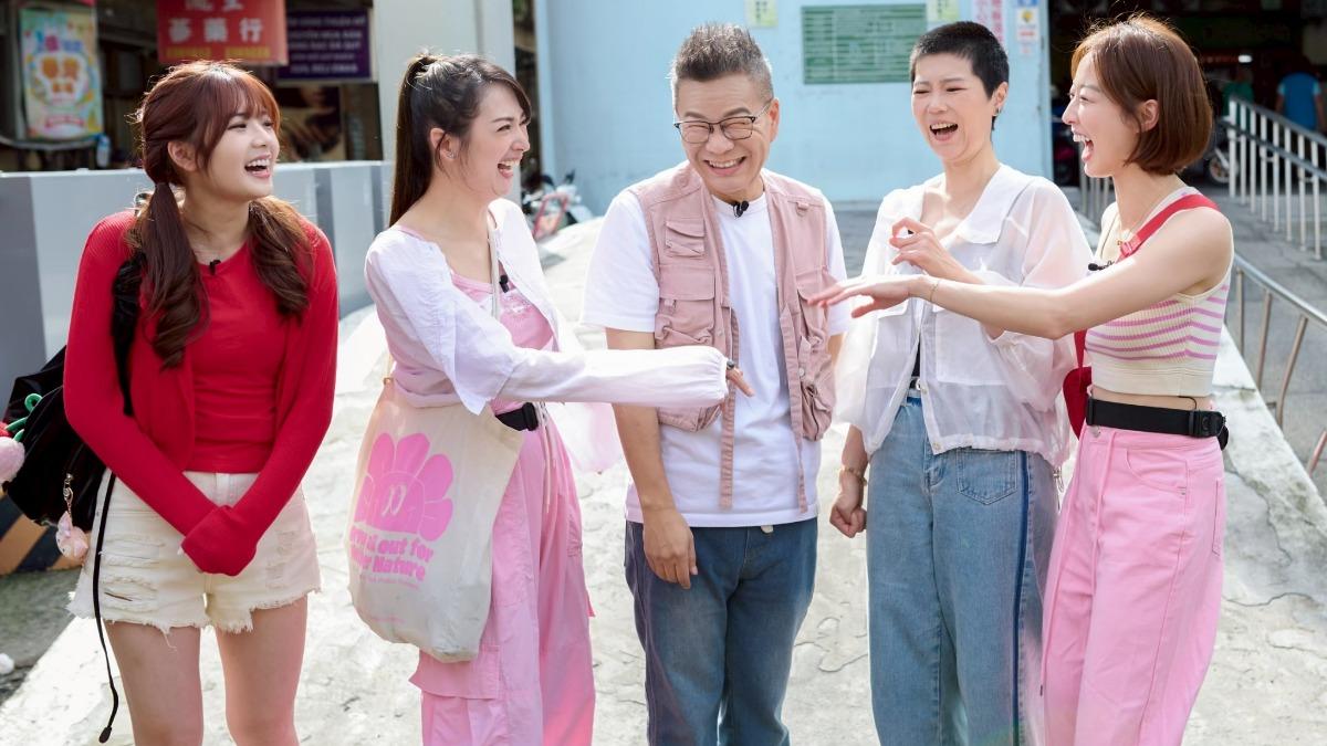 笑笑(左起)、阿喜、沈玉琳、曹雅雯、夏語心,歸仁市場品嚐美食。(圖/公視台語台提供)
