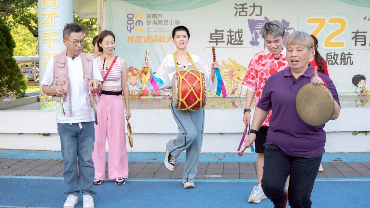 曹雅雯回母校重溫跳鼓陣。(圖/公視台語台提供)
