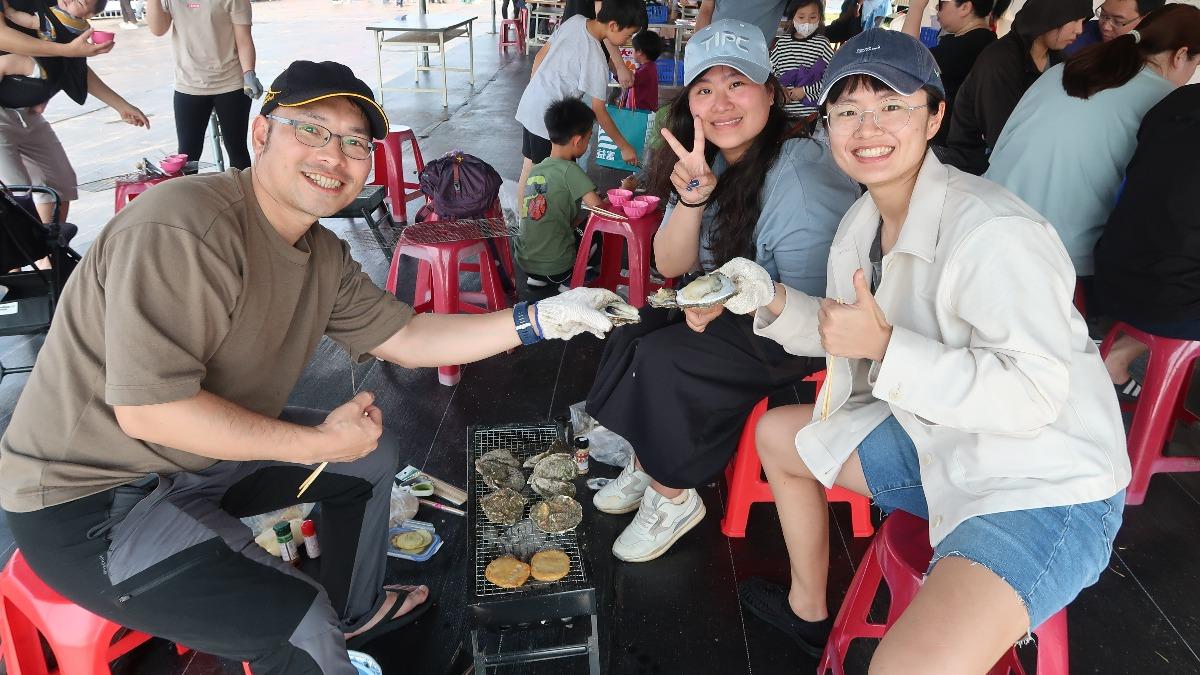 民眾烤蚵體驗。(圖/金寧鄉公所提供)