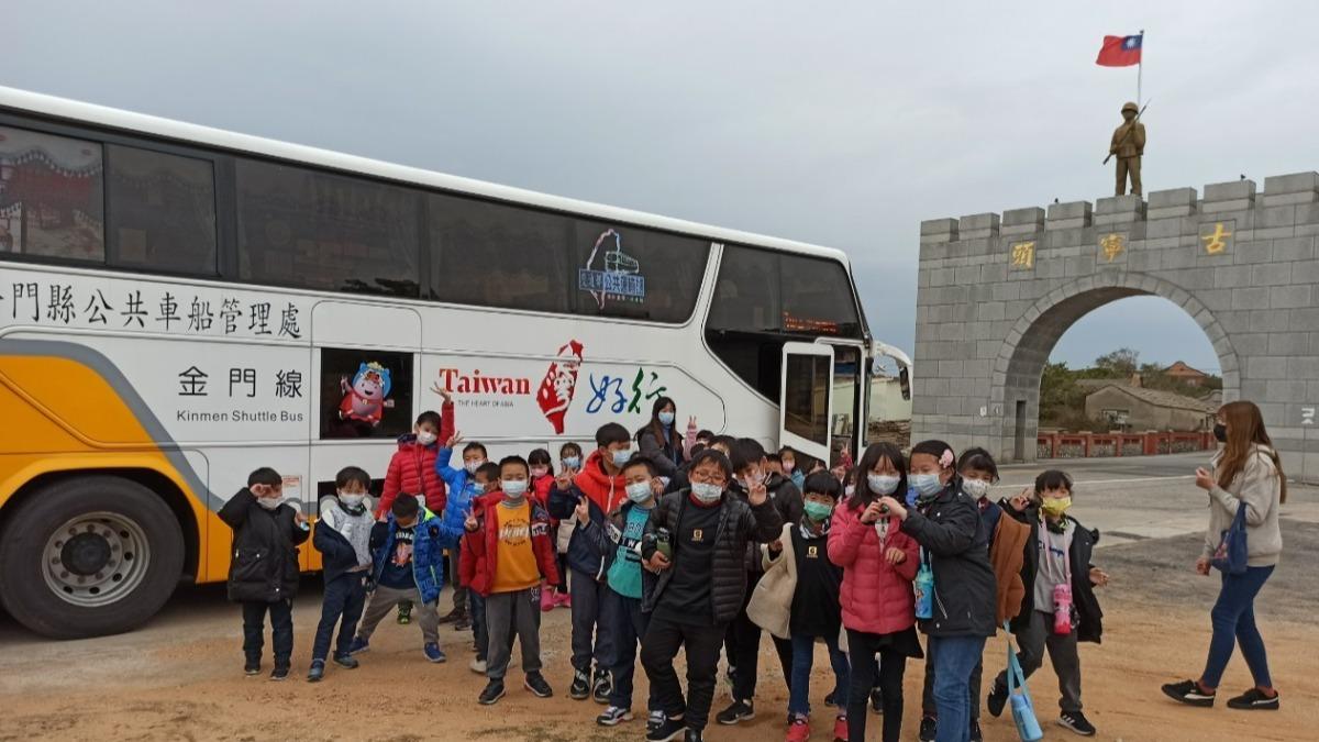 搭乘台灣好行導覽贈紀念酒。(圖/金寧鄉公所提供)