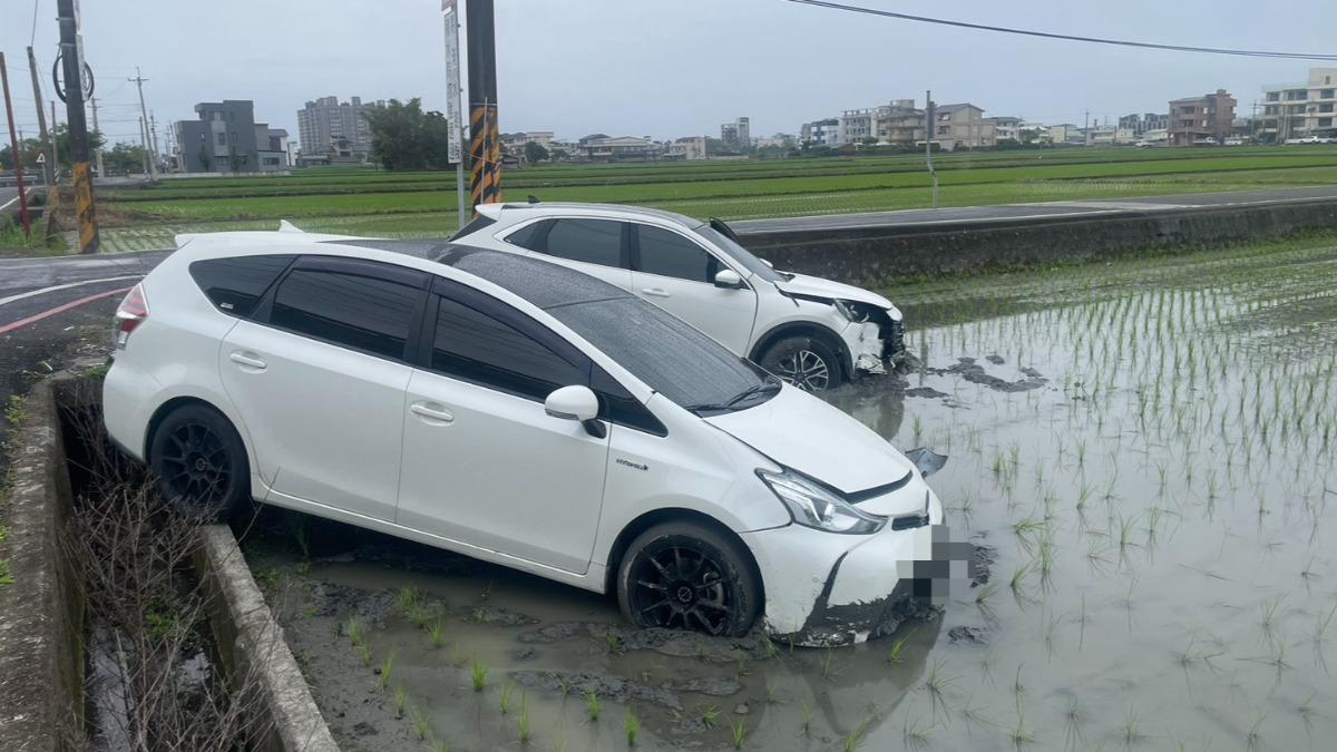 宜蘭日常?! 五結路口碰撞 轎車雙雙衝進稻田